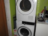 une rangée de lave-linge et de sèche-linge dans une petite pièce