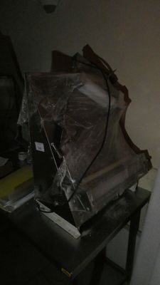 une image représentant un bureau sur lequel se trouve un ordinateur
