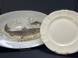 une assiette avec un poisson dessus, à côté d'une autre assiette avec un poisson dessus