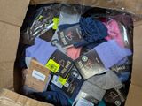 de nombreuses paires de chaussettes dans une boîte en carton