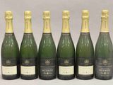 six bouteilles de champagne sont alignées