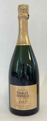 Des bouteilles de champagne sont alignées sur une surface blanche