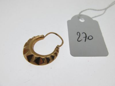une photo d'une paire de boucles d'oreilles créoles en or avec une étiquette de prix
