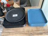 deux plateaux posés sur une table