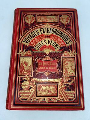 la couverture d'un livre rouge et doré sur laquelle figure l'image d'un dragon