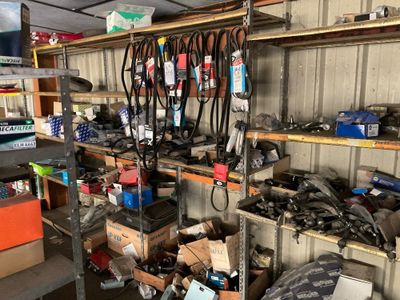 Un lot de pièces détachées automobiles