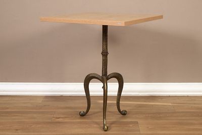 une petite table avec un plateau en bois sur un plancher en bois
