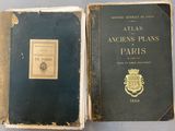 un vieux livre posé sur une table à côté d'un autre livre