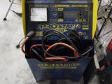 une image d'une machine à souder dans un garage
