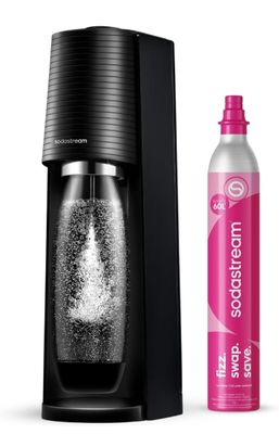 une bouteille de soda et une bouteille d'eau l'une à côté de l'autre