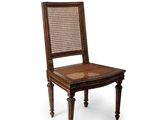 une image représentant une chaise en bois avec un dossier et une assise en rotin