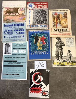 Plusieurs affiches et brochures sont disposées par terre