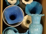 une boîte remplie de vases et de bols bleus et blancs