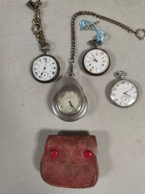 de nombreux modèles de montres et un sac à main posés sur la table