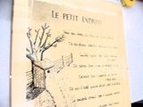 le dessin d'un arbre sur une feuille de papier posée sur une table