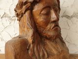 a wooden bust of jesus with a crown of thorns on his head