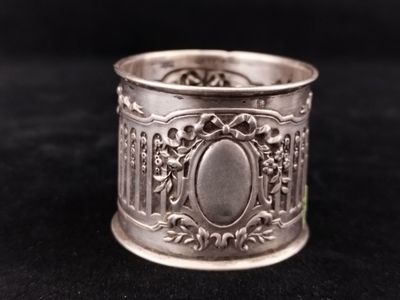 un rond de serviette ancien en argent orné d'un motif ovale