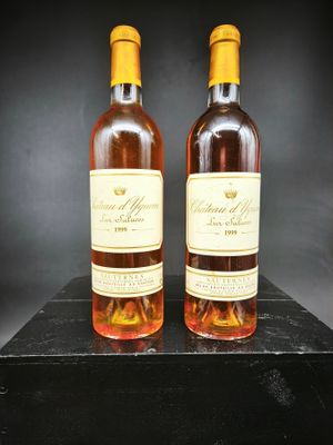 deux bouteilles de vin posées sur une table noire