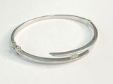bracelet rigide en argent sterling orné de diamants sur fond blanc