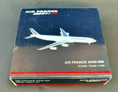 La boîte d'un modèle réduit d'avion est posée sur la table.