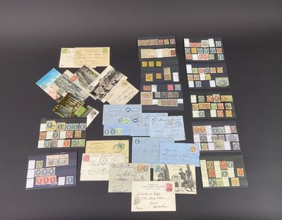 Plusieurs types de timbres et de cartes postales sont disposés sur une table