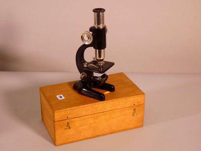 Microscope d'étudiant "O.C." en métal noir. - Photo 1