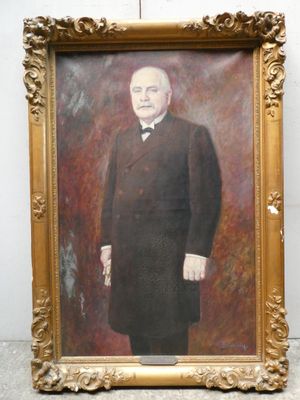 portrait d'un homme en costume-cravate dans un cadre doré