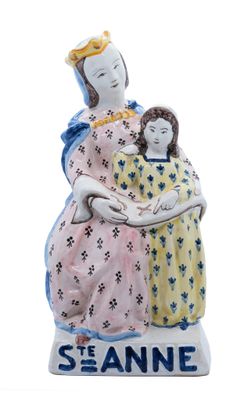 une figurine représentant une femme tenant un enfant dans ses bras