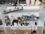 une étagère blanche sur laquelle sont posés plein d'objets