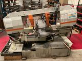 une machine posée sur une table dans un entrepôt