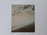 une photo d'une photo représentant une vague venant de l'océan
