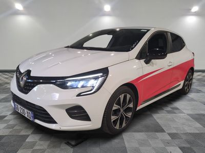 Une voiture blanche et rouge est garée sur un sol à damier.