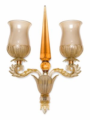 une paire d'appliques murales en or et en verre transparent sur fond blanc