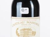 une bouteille de vin posée sur une table