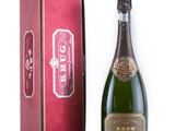 une image représentant une bouteille de champagne à côté d'une boîte rouge