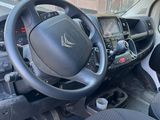 l'intérieur d'une petite voiture avec un volant et un tableau de bord