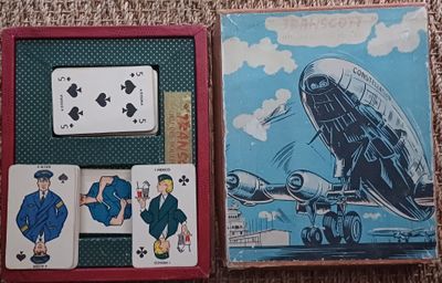 deux cartes à jouer dans une boîte sur laquelle est représenté un avion
