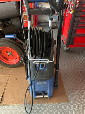 une machine bleue posée sur le sol
