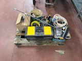 un tas d'outils posé sur une palette dans un entrepôt