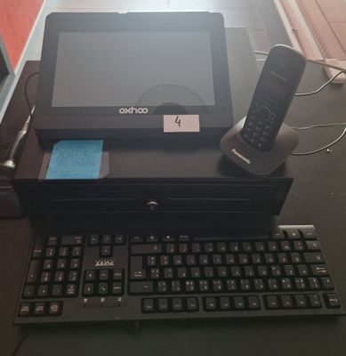 un ordinateur portable posé sur un bureau, avec un clavier et une souris