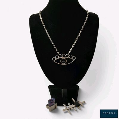un collier orné d'une croix, porté par un mannequin