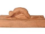 statue d'une femme nue allongée sur un livre, sur fond blanc