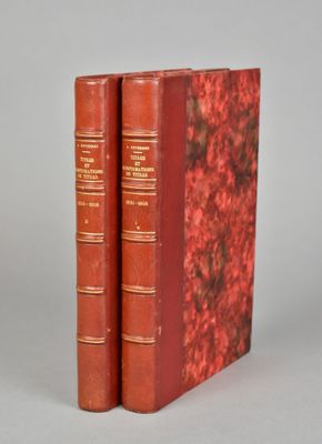 deux livres rouges posés l'un sur l'autre sur une table
