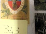 des photos d'animaux posées sur une table, accompagnées d'un petit mot