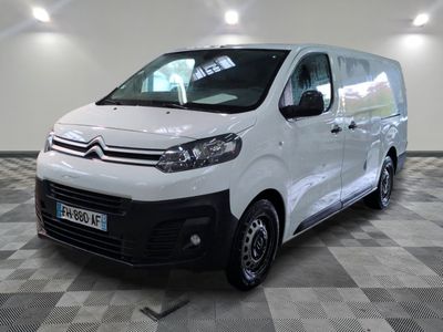 la camionnette blanche est garée sur le sol en damier d'une pièce