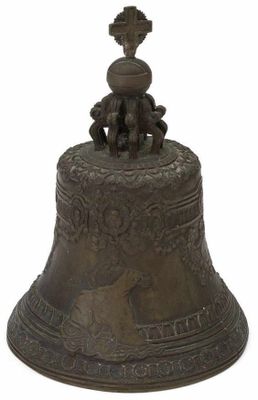 une vieille cloche surmontée d'une croix, sur fond blanc