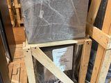 une pile de cartons posée sur une palette dans un entrepôt