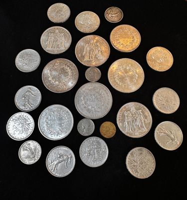 un grand nombre de pièces de monnaie qui se trouvent sur une surface noire