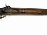 un vieux fusil avec un canon en bois sur fond blanc