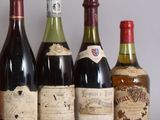 plusieurs bouteilles de vin sont alignées sur une table